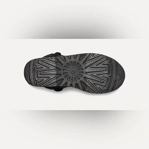 UGG Classic Short Villa Knit Platform Boot - Picture 8 of 15